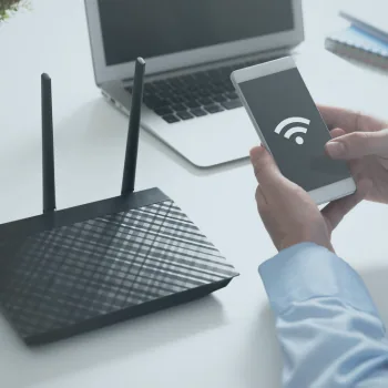 Smartphone connecté au Wi-Fi devant une borne Wi-Fi