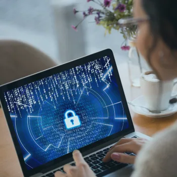 Ordinateur portable affichant un cadenas sur fond de code