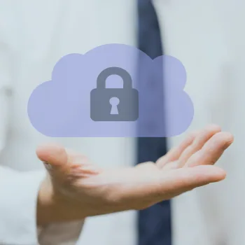 Main ouverte sous un nuage portant un cadenas