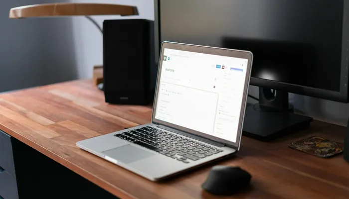 Ordinateur portable et unité centrale sur un bureau en bois