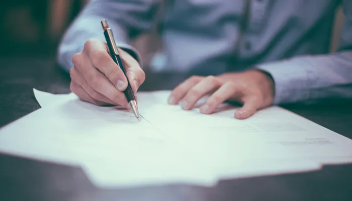 Main signant un document