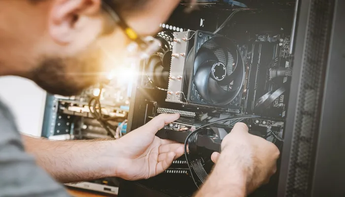 Technicien installant une carte graphique dans un ordinateur